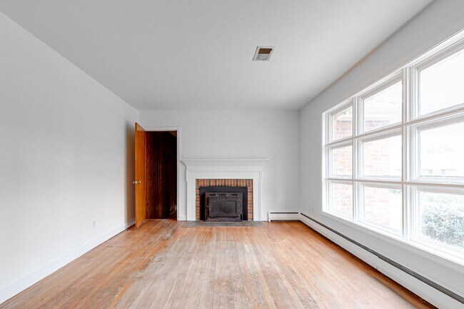 Foto del edificio - 3 Bedroom & 1.5 Bathroom with Huge Fenced ...
