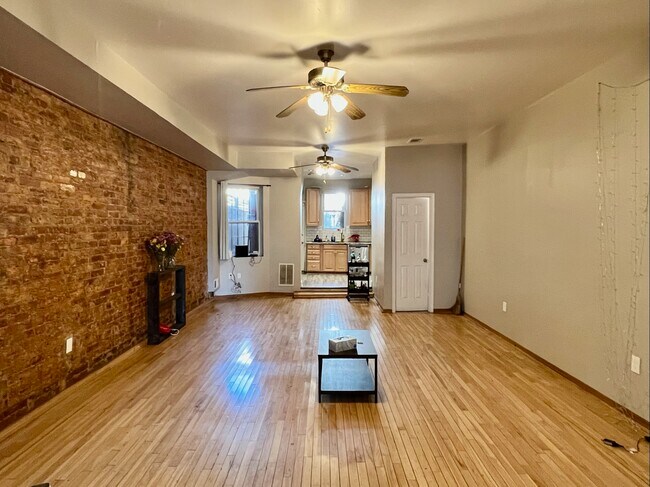 Building Photo - 656 Morton Pl NE