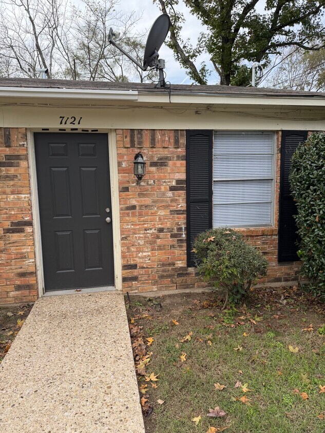 Puerta principal - 7121 Richfield Dr