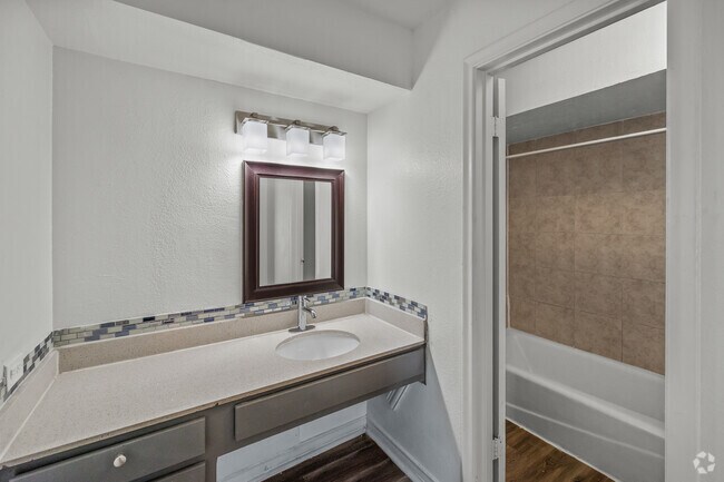 3 habitaciones, 2 baños, 1597 pies cuadrados, baño principal - Regency at Ridgmar