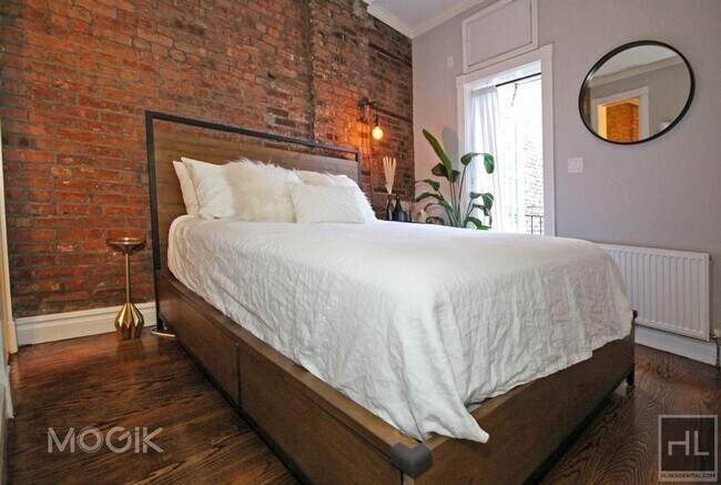 Foto del edificio - RENOVATED NO-FEE 2 BED WITH PRIVATE BALCON...
