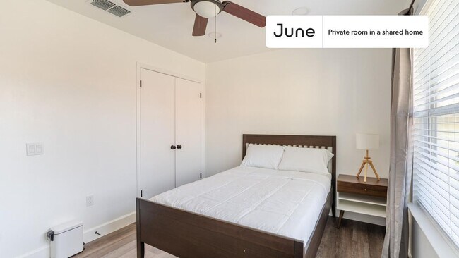 Building Photo - Private bedroom in 3 bed/2 bath Home