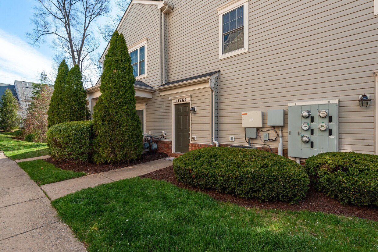11261 Wortham Crest Cir, Manassas, VA 20109 Condo for Rent in