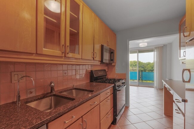 Building Photo - HUGE Apartment Across from Grosvenor Metro...