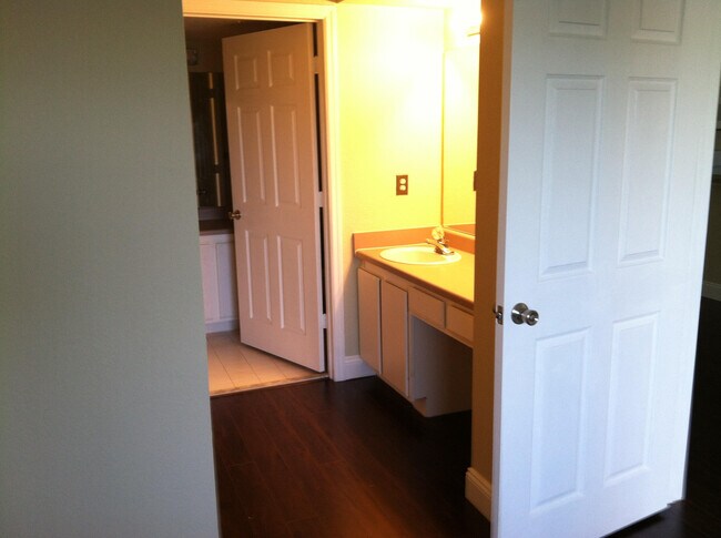 Building Photo - 171 SW Palm Dr