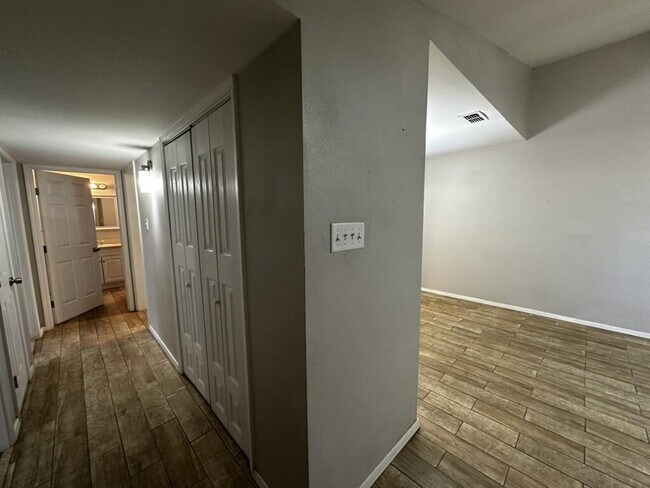 Foto del edificio - 1706 Elkhart Ave