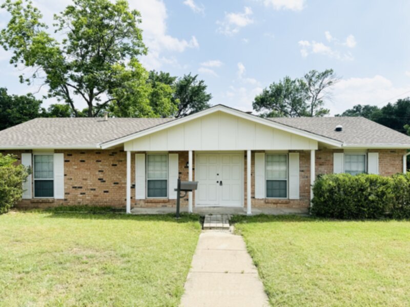 1413 Paris Dr, Grand Prairie, TX 75050 House Rental in Grand Prairie