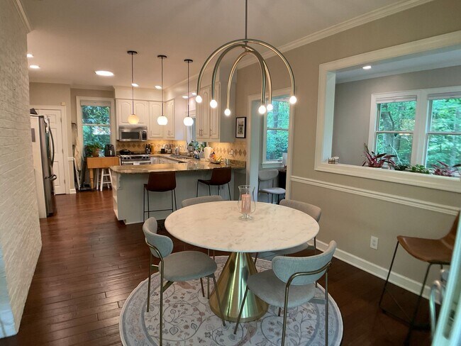 Foto del edificio - Executive Home in The Heart of Chapel Hill!