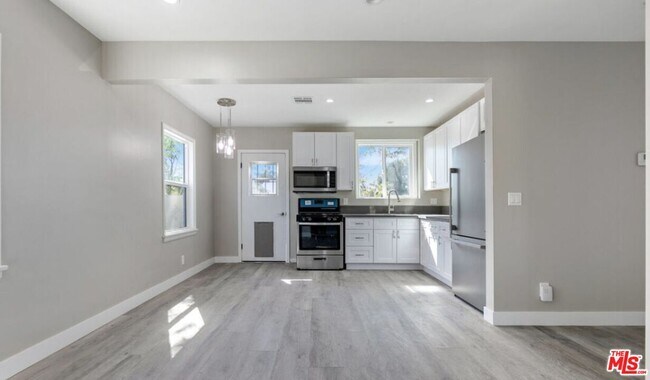 Foto del edificio - 9217 Langdon Ave