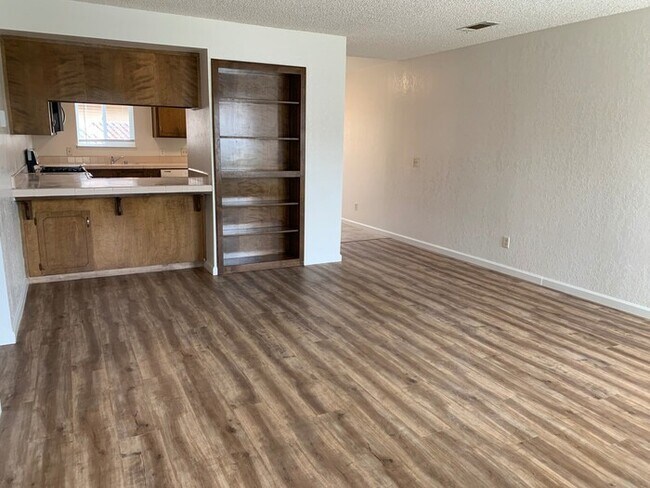 Building Photo - 134 N Peppertree St