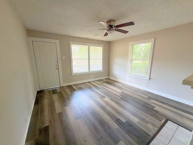 Building Photo - 1450 Oaklawn St