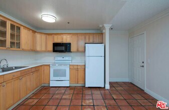 Building Photo - 227 16th St
