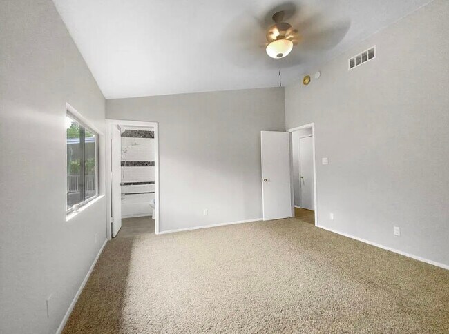 Building Photo - 914 Battle Bend Blvd