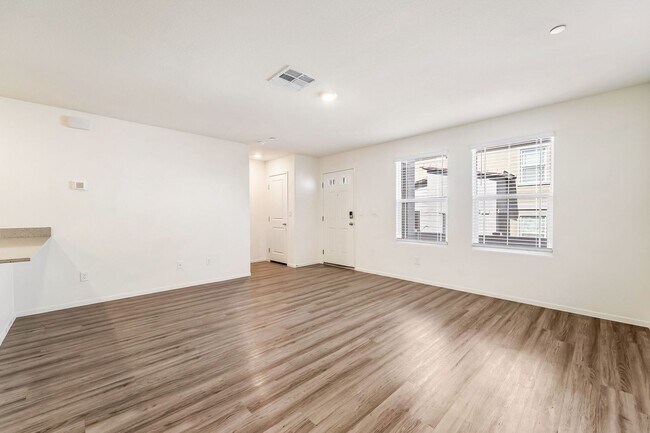 Foto del edificio - Modern West Henderson Townhome with Sleek Upgrades & Smart Home Features!