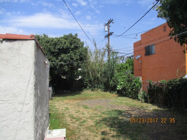 Foto del edificio - 2541 Carmona Ave