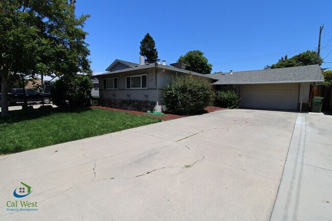 Building Photo - $4,795 Remodeled 4 Bed/2 Bath Home in Sant...