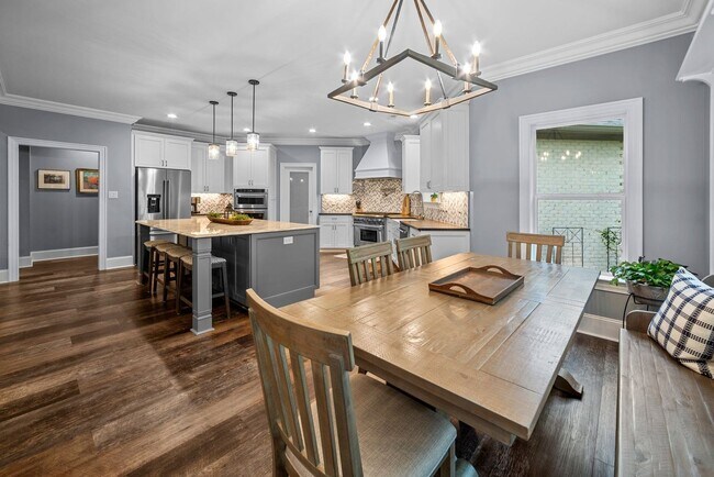Building Photo - Stunning Luxury Home Available Fully Furni...