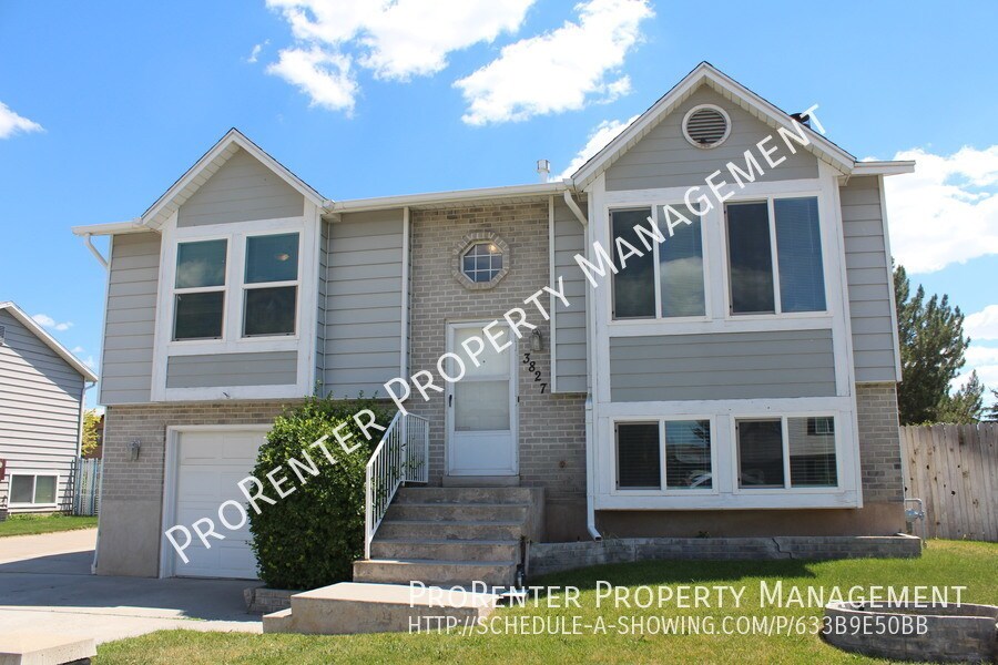 Primary Photo - Charming 3 Bed, 2 bath Roy Home
