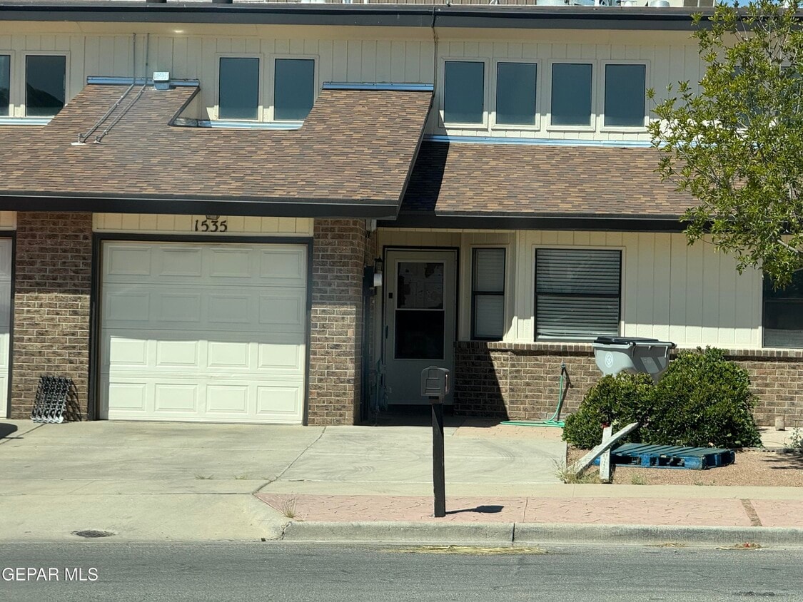 Primary Photo - 1531 Common Dr