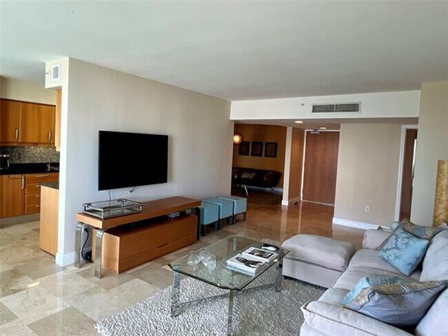 Building Photo - 16500 Collins Ave