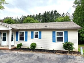 Building Photo - 1388 Roundtree Ln