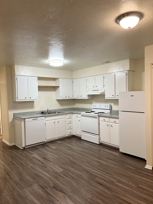 KITCHEN - Linden Colonial