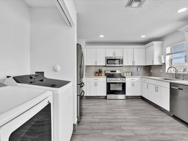 Foto del edificio - 7145 Crescent Creek Pl