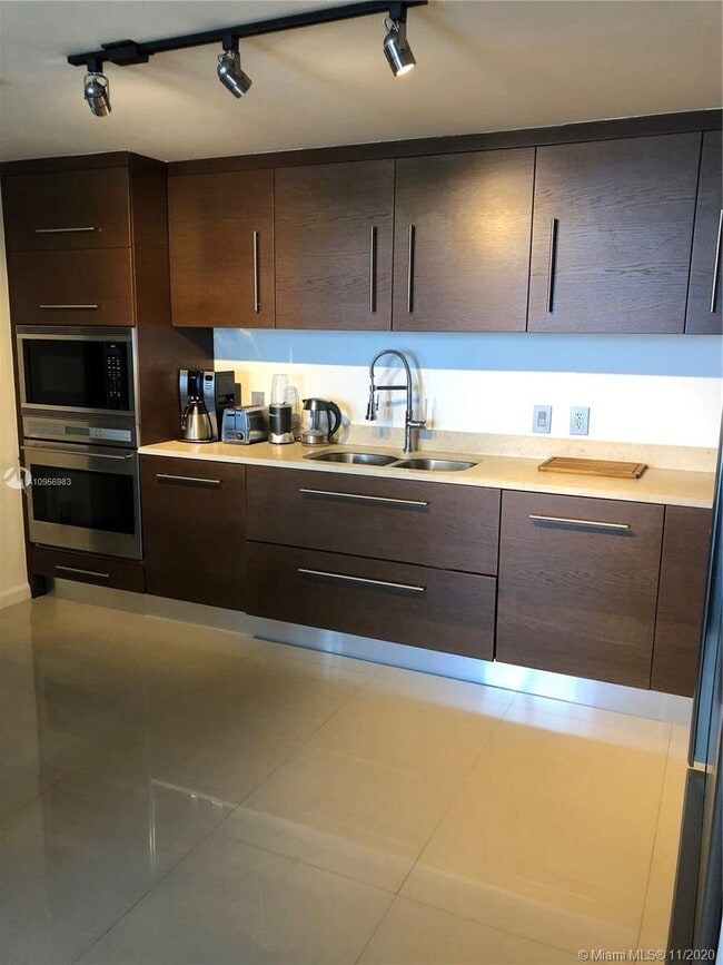 Building Photo - 485 Brickell Ave