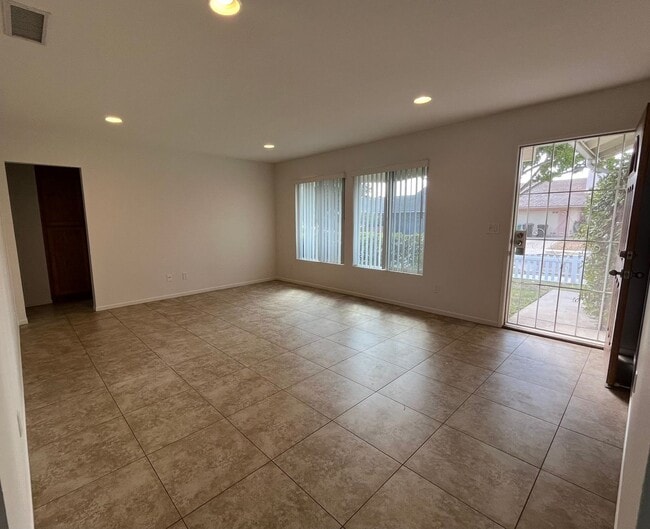 Building Photo - Big & Bright ~ 3 Bedroom /2 Bathroom Home ...