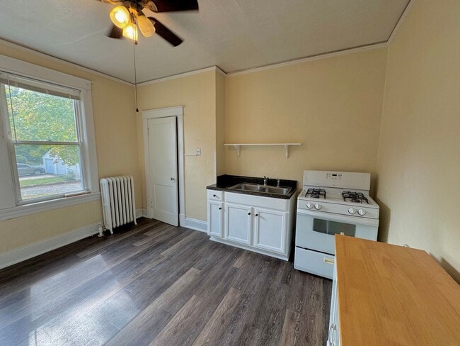 Building Photo - Charming Upstairs Apartment