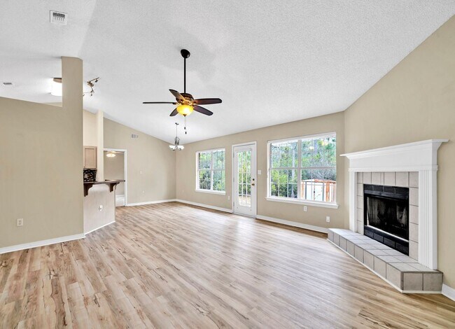 Building Photo - 4bed/2bath...Navarre home!