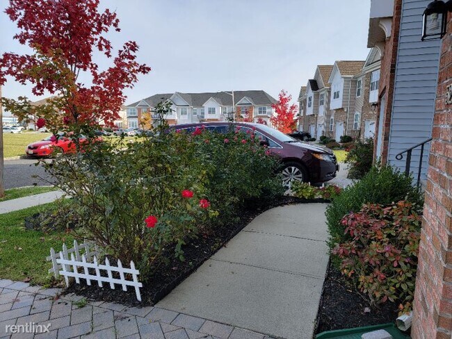 Building Photo - 3 br, 3.5 bath Townhome - 52 Clifford Circle