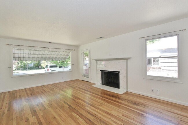 Foto del edificio - Single-Level Home Nestled in the North End