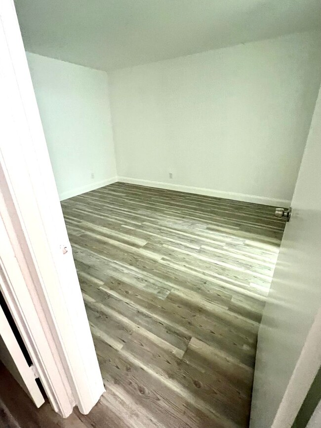 Building Photo - JUST LISTED!!AMAZING 2 BEDROOM CONDO!! PRI...