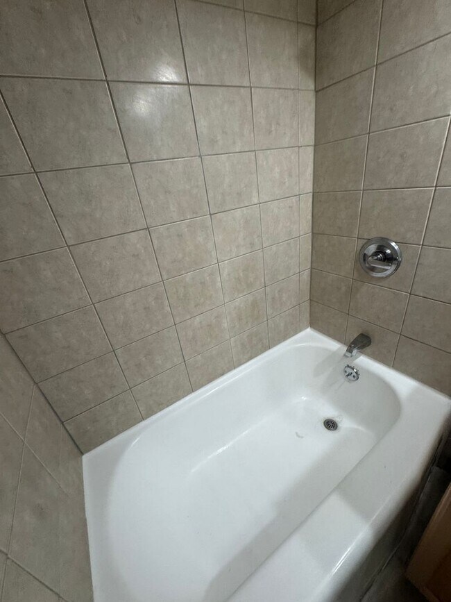 Foto del edificio - 1 Bed 1 Bath with parking near Diamond Head