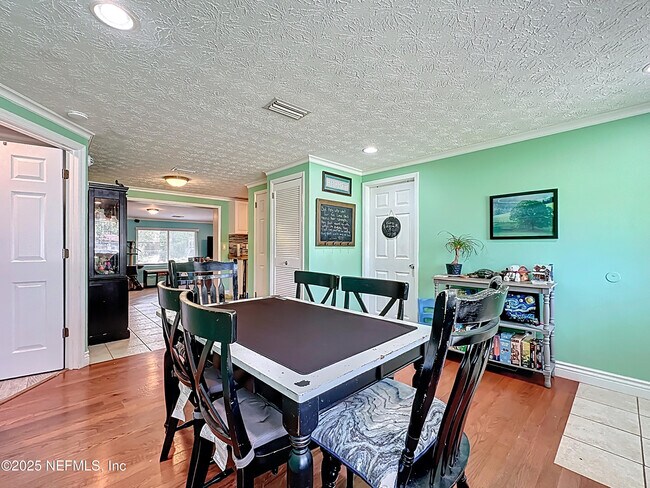 Foto del edificio - 2829 Goldenrod Cir E
