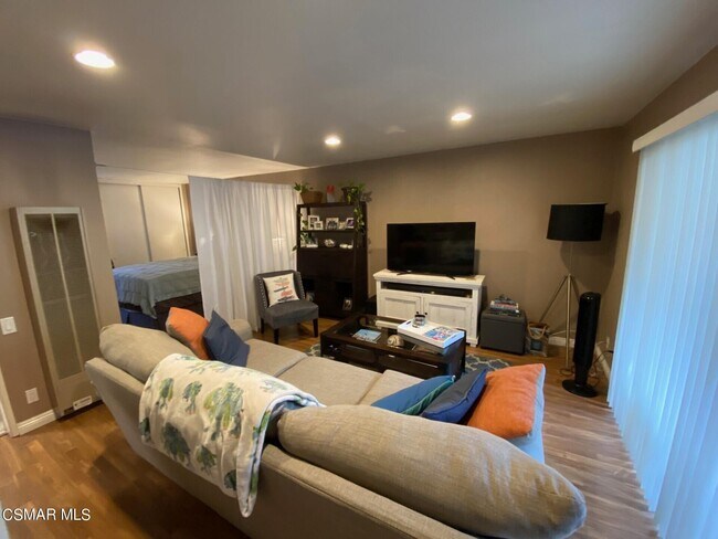 Foto del edificio - 31567 Lindero Canyon Rd