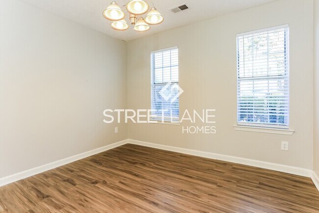 Foto del edificio - REDUCED! Now offering $500 off first full ...