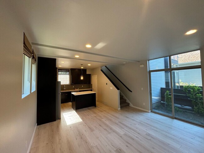 Foto del edificio - Contemporary Townhouse Just Minutes to Eve...