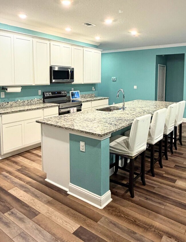 Building Photo - Location, amenities and FIVE bedrooms!!!