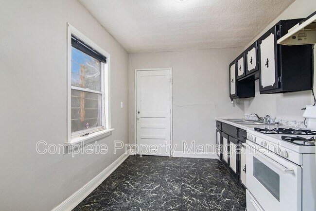 Building Photo - 2113 6th Way W