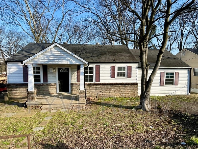 Primary Photo - 109 W Trinity Ln
