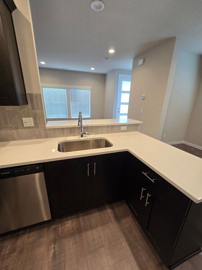 Foto del edificio - Brand New & Beautiful !  Holt Home-3 BR 2....