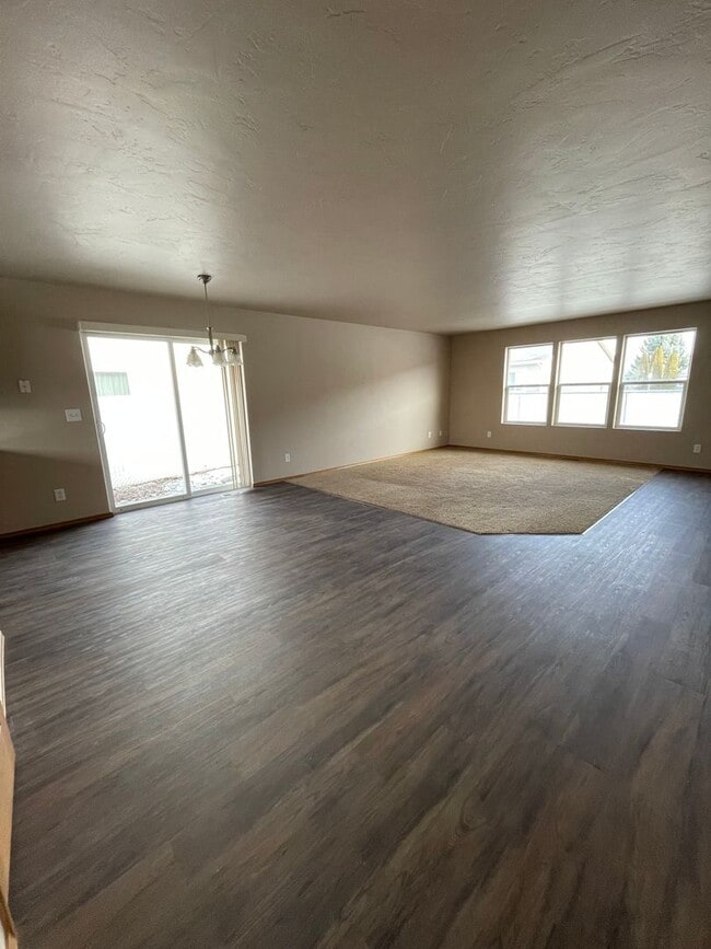 Building Photo - Freshly Renovated 3 Bedroom 2 Bath Townhome