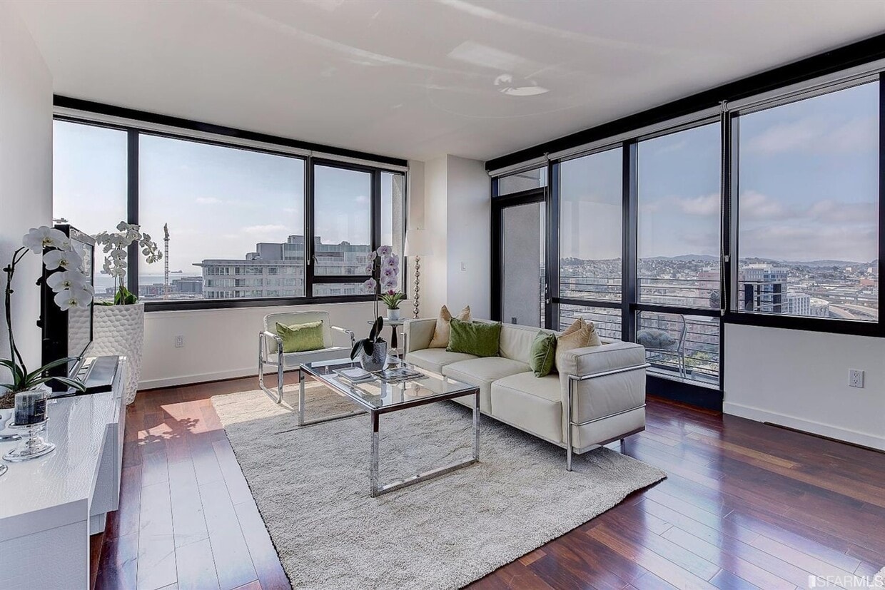 Foto principal - 2 BD 1.5BA Condo with Views! Location! Pen...