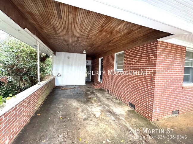 Foto del edificio - Simple 3 Bed 2 Bath Red Brick Home!