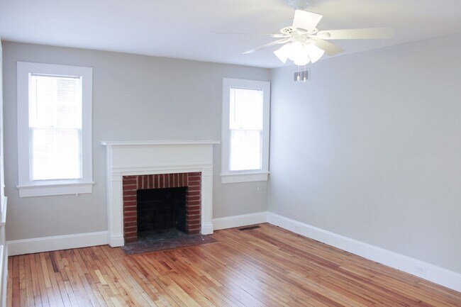 Building Photo - 3 Bedrooms 2 Full Bathrooms (one block fro...