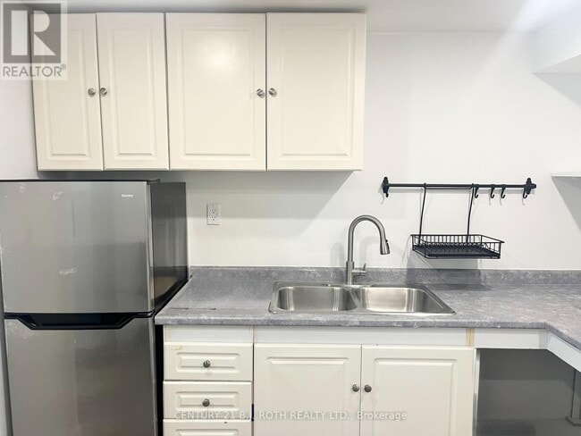 Building Photo - 60 Shanty Bay Rd