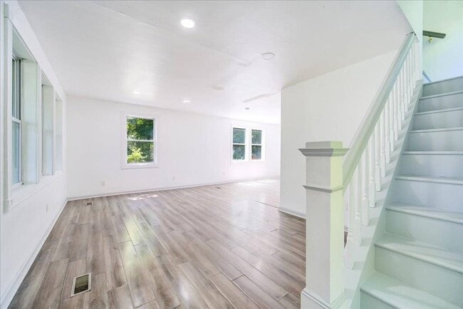 Building Photo - 629 S Rd
