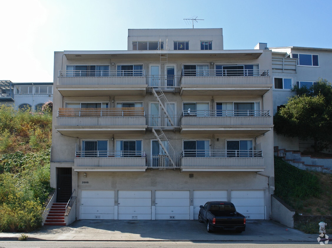 Building Photo - 2000 Lakeshore/411 Wayne